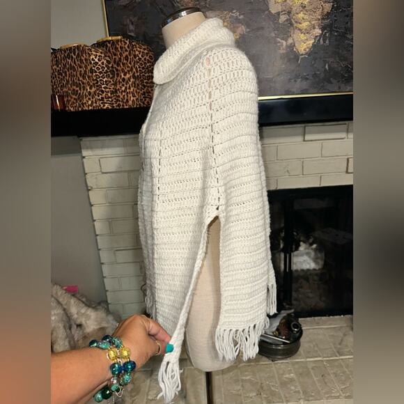 Knit Poncho with Fringes Mother of Pearl Buttons Side Splits One Size - Picture 3 of 5